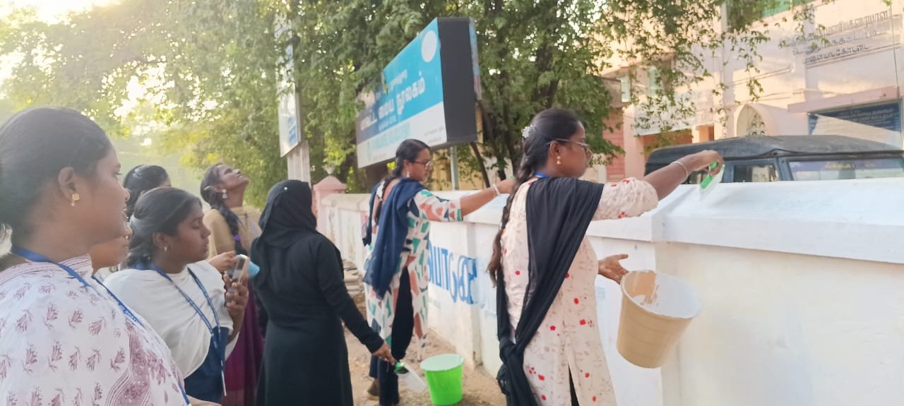 நூலக சுவரில் சுற்றுசூழல் விழிப்புணர்வு வாசகம் / வர்ணம்