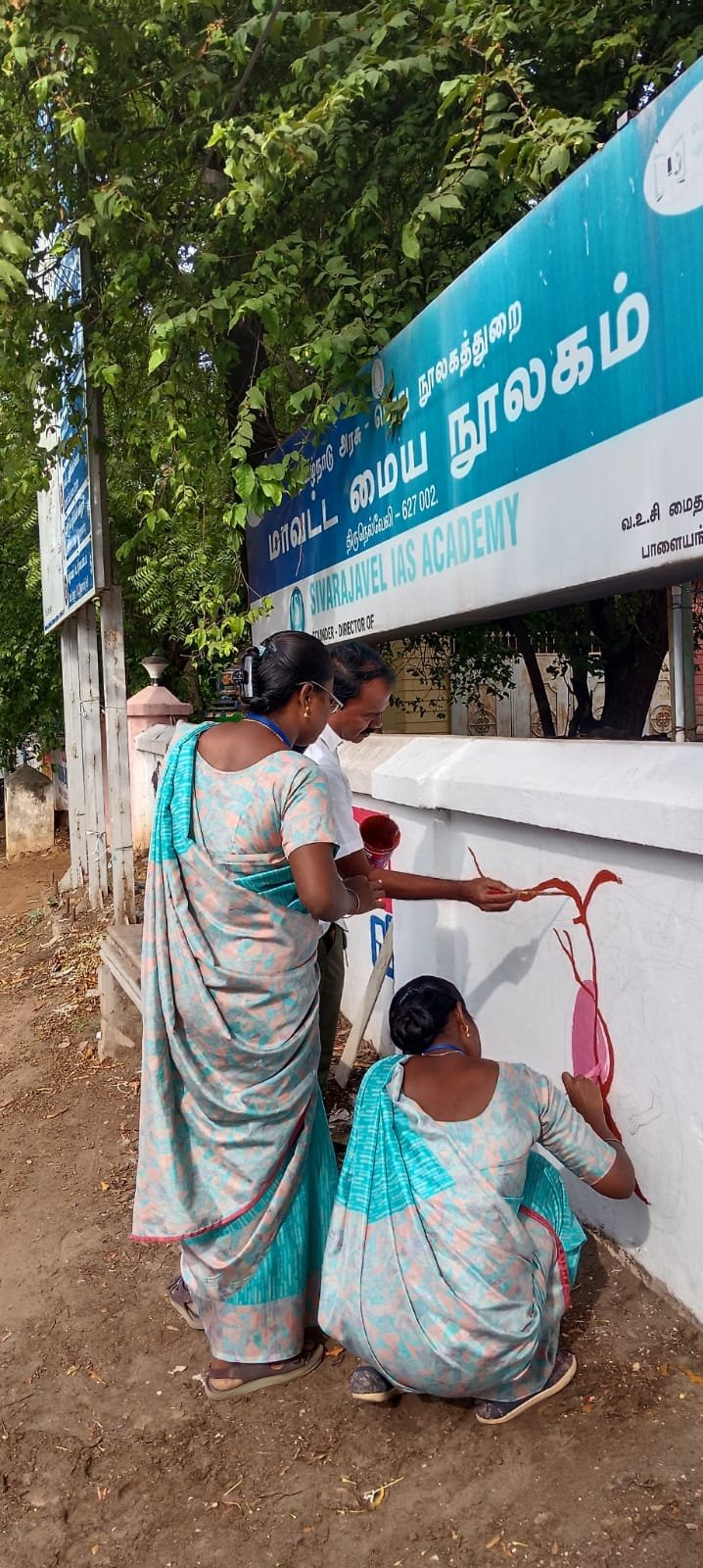 சுவர் ஓவியம் கல்லூரி மாணவிகள்