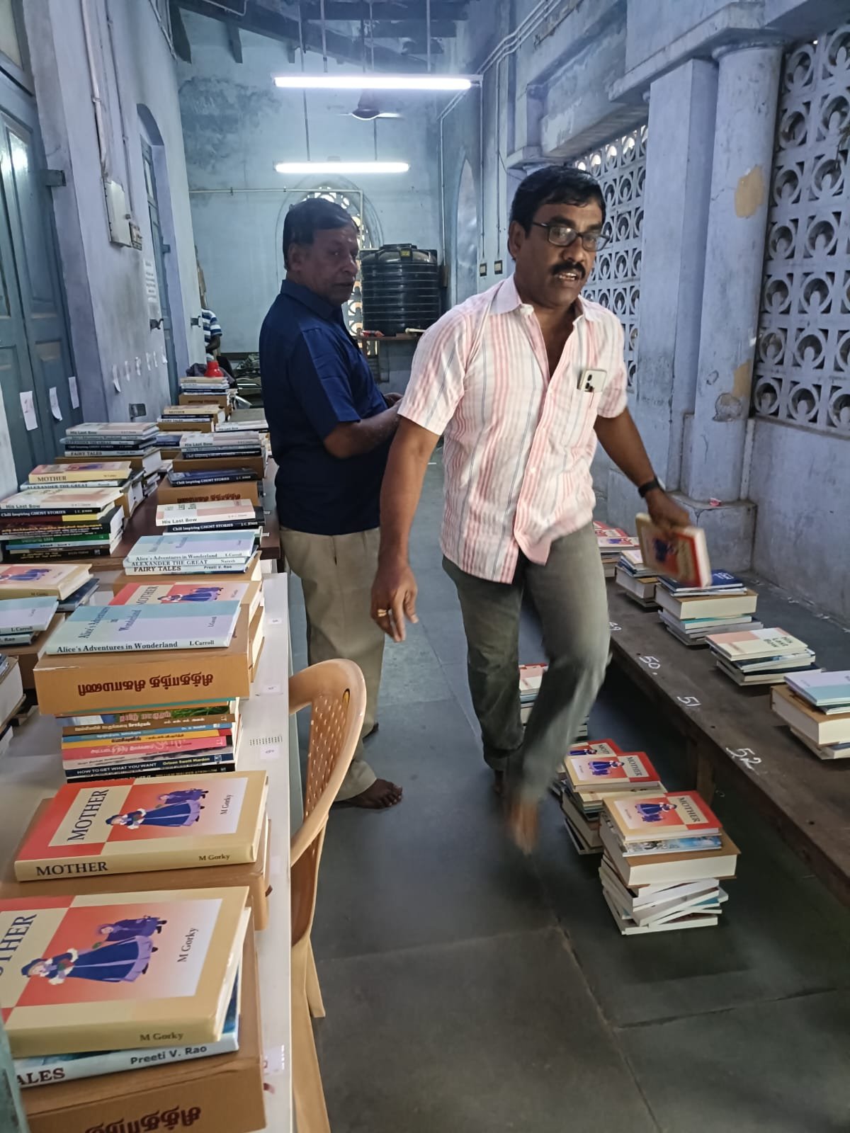 DCL நூலகர்கள் 24.25 புதிய நூல்கள் நூலகம் வரியாக சரிபார்த்தல் பணி