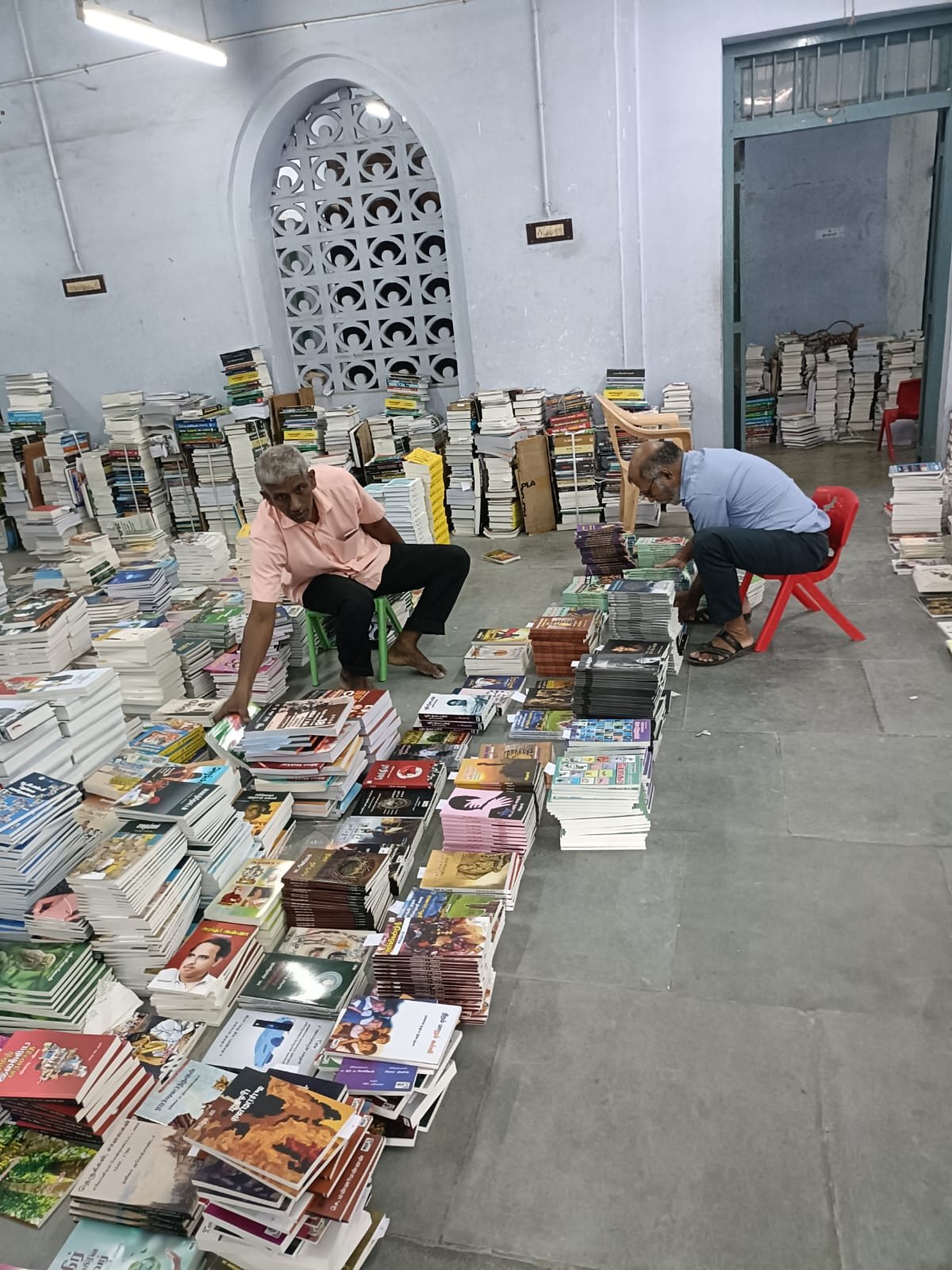 புதிய நூல்கள் பணி