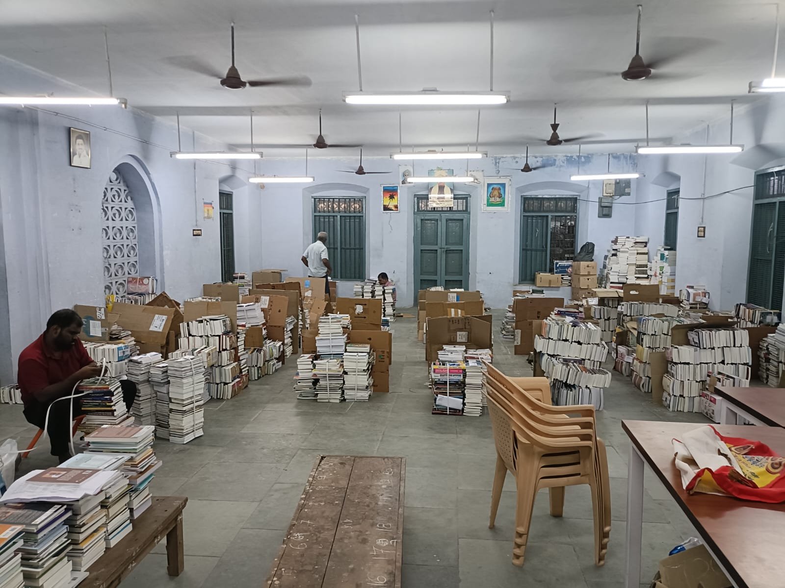 கிளை நூலகங்களுக்கான புதிய 24 - 25 நூல்கள் தனித்தனியாக பிரிக்கப்பட்டு அடுக்கப்பட்டுள்ளது