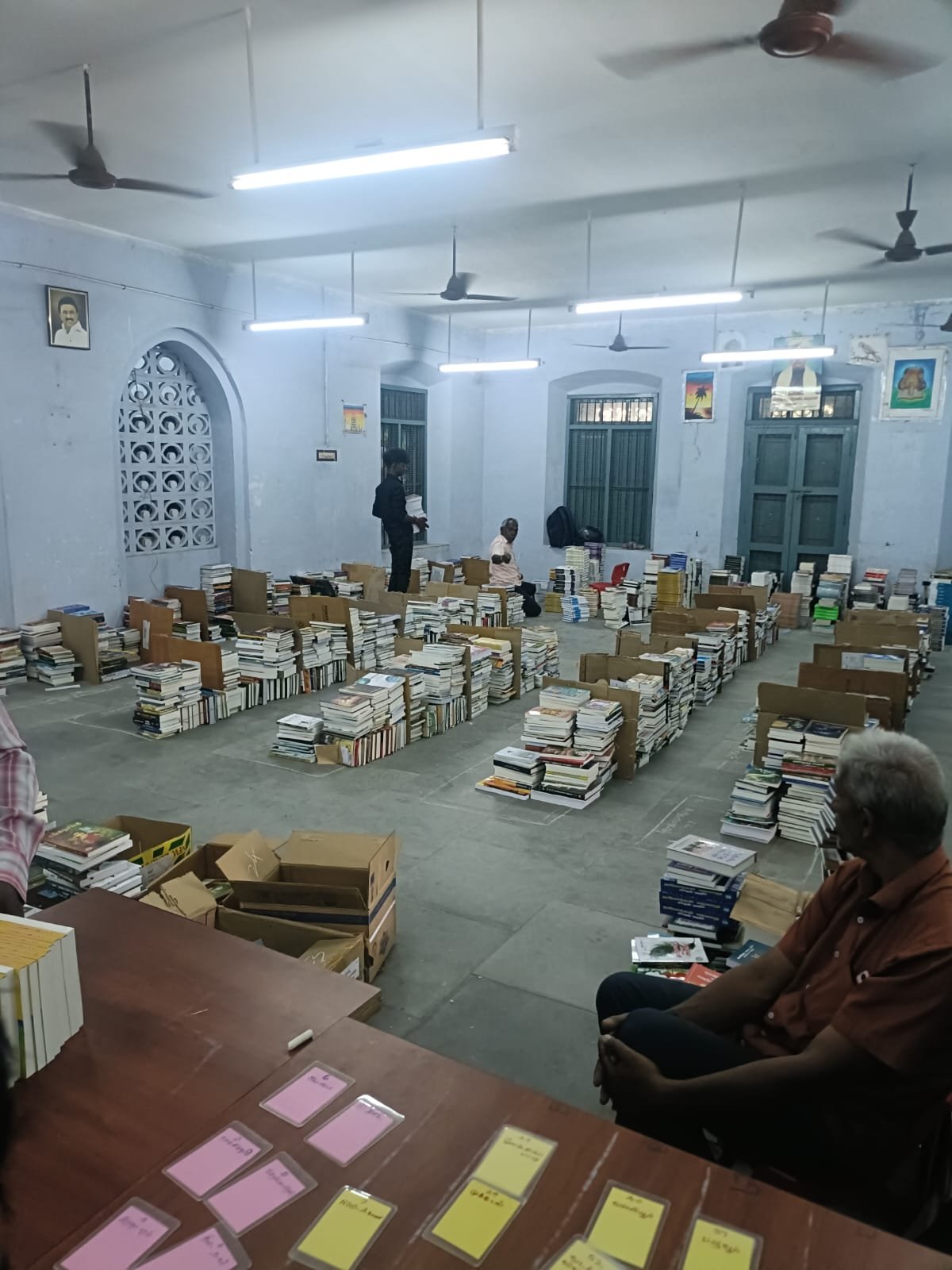 கிளை நூலகங்களுக்கான புதிய 24 - 25 நூல்கள் தனித்தனியாக பிரிக்கப்பட்டு அடுக்கப்பட்டுள்ளது