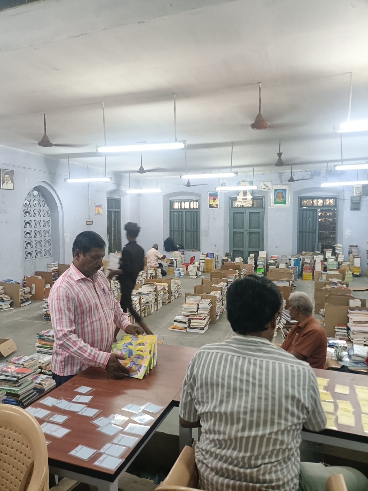 DCL நூலகர்கள் 24.25 புதிய நூல்கள் கணனியில் நூலகம் வரியாக சரிபார்த்தல் பணி
