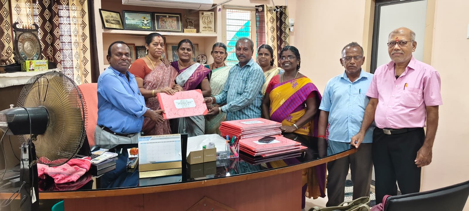 ஊதிய மைய நூலகங்களுக்கு  24 - 25 புதிய நூல்கள்  பதிவேடு மாவட்ட நூலக அலுவலர், கண்காணிப்பாளர், DCL நூலக பணியாளர்கள் வழங்குதல்