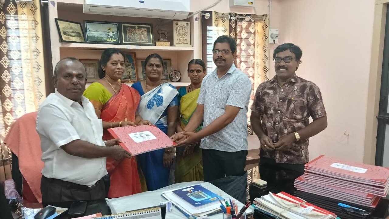 4.5.26 திங்கட்கிழமை மாவட்ட நூலக அலுவலர் திரு மீ கணேசன் அவர்களால் நாங்குநேரி ஊதிய மையம் மற்றும் வட்ட நூலகங்களுக்கான புதிய நூல் சேர்க்கை பதிவேடு இனிதே வழங்கப்பட்டது உடன் கண்காணிப்பாளர் மற்றும் மாவட்ட மைய நூலக பணியாளர்கள்