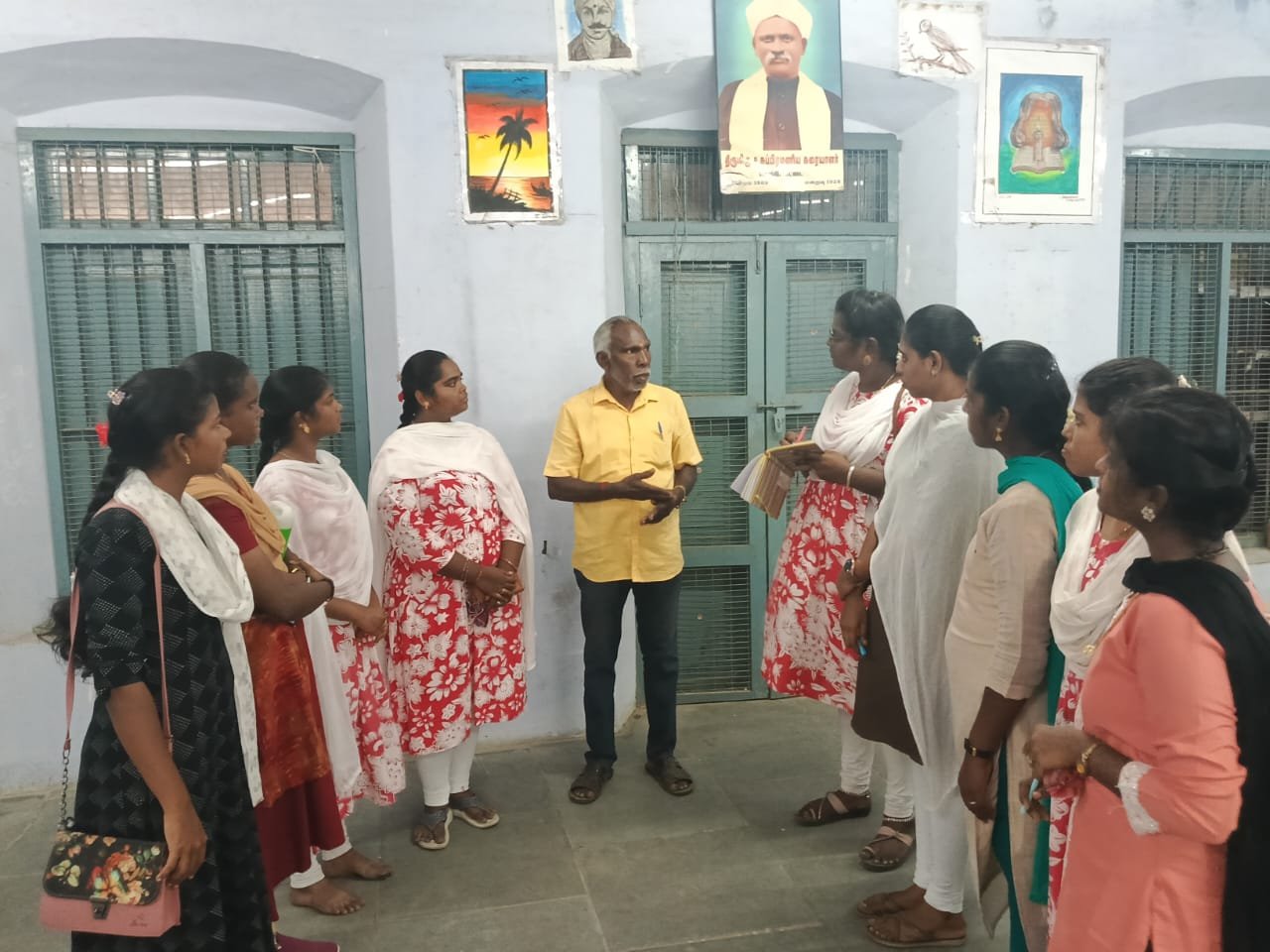 கல்லூரி மாணவிகள் மாவட்ட மைய நூலக பயன்பாடு பார்வையிட்டு தெரிந்து கொண்டனர்
