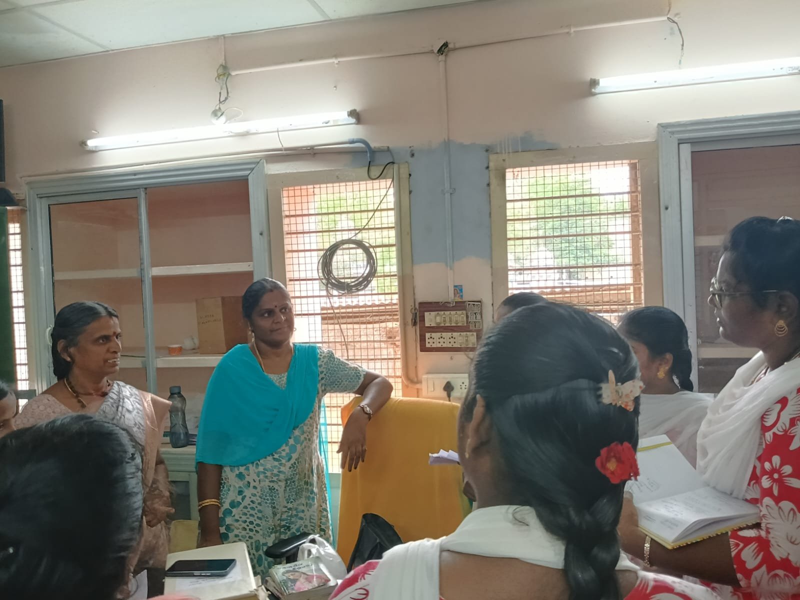 கல்லூரி மாணவிகள் மாவட்ட மைய நூலக பயன்பாடு பார்வையிட்டு தெரிந்து கொண்டனர்