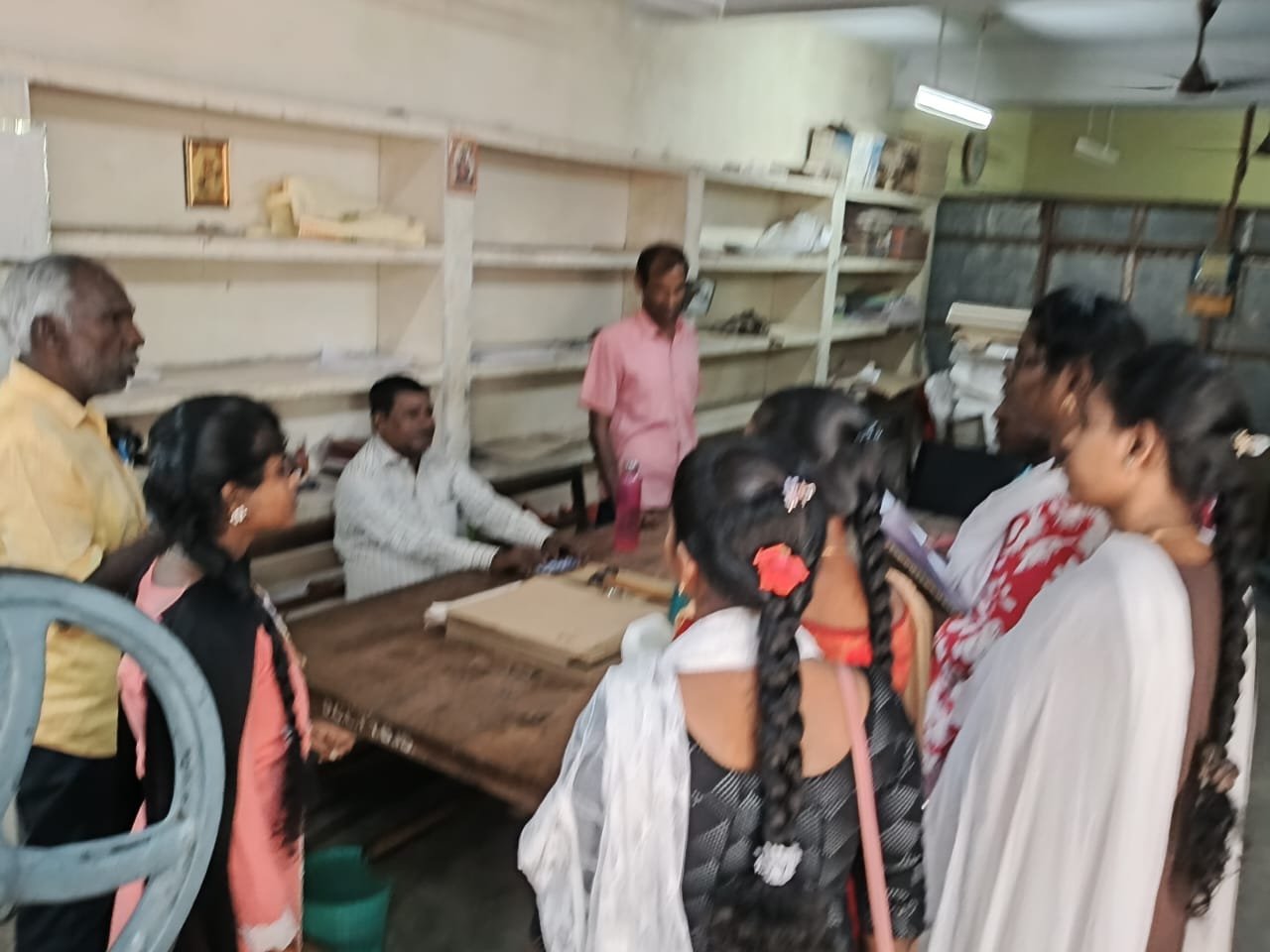 கல்லூரி மாணவிகள் மாவட்ட மைய நூலக பயன்பாடு பார்வையிட்டு தெரிந்து கொண்டனர்