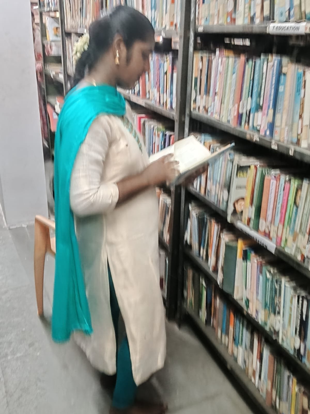 கல்லூரி மாணவிகள் பாளை மாவட்ட மைய நூலகத்தில் நூல்கள் பயன்படுத்தல்