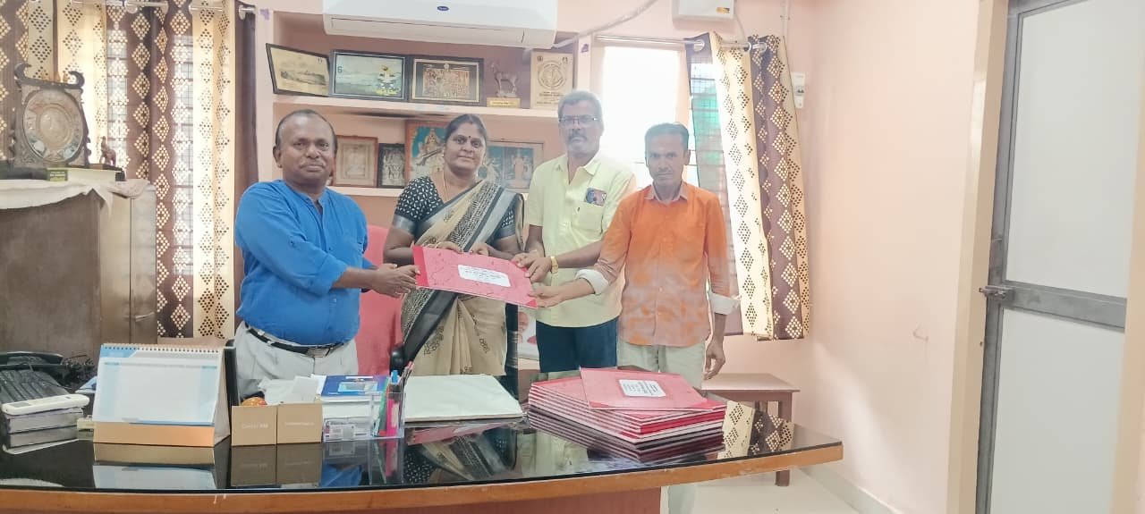 7/6/26 திங்கட்கிழமை மாவட்ட நூலக அலுவலர் திரு மீகணேசன் அவர்களால் திலி.நகர் ஊதிய மையம் மற்றும் வட்ட நூலகங்களுக்கான புதிய நூல் சேர்க்கை பதிவேடு இனிதே வழங்கப்பட்டது உடன் திலி நகர் ஊதிய மைய நூலகர்கள்