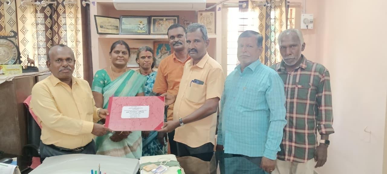 4.5.26 திங்கட்கிழமை மாவட்ட நூலக அலுவலர் திரு மீ கணேசன் அவர்களால் அம்பை ஊதிய மையம் மற்றும் வட்ட நூலகங்களுக்கான புதிய நூல் சேர்க்கை பதிவேடு இனிதே வழங்கப்பட்டது உடன் அம்பை நூலகர்கள் மற்றும் மாவட்ட மைய நூலக பணியாளர்கள்