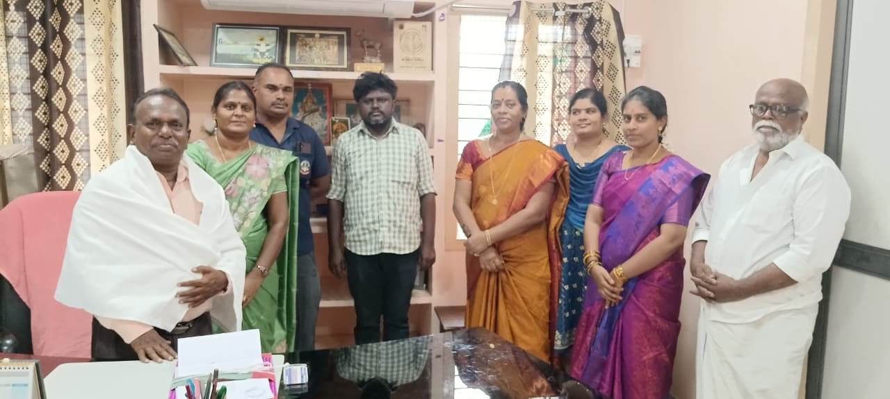 மாவட்ட மைய 2, ம் நிலை நூலகர் திருமதி சி. மகாலட்சுமி பதவி உயர்வு பெற்று ஆய்வாளர் பதவி ஏற்பு நிகழச்சி அலுவலக பணியாளர்களுடன் இனிய தருணம்