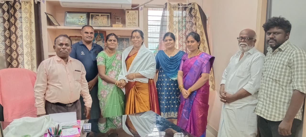 மாவட்ட மைய 2, ம் நிலை நூலகர் திருமதி சி. மகாலட்சுமி பதவி உயர்வு பெற்று ஆய்வாளர் பதவி ஏற்பு நிகழச்சி அலுவலக பணியாளர்களுடன் இனிய தருணம்
